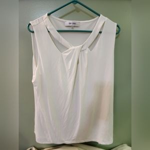 Jones studio whit sleeveless blouse
